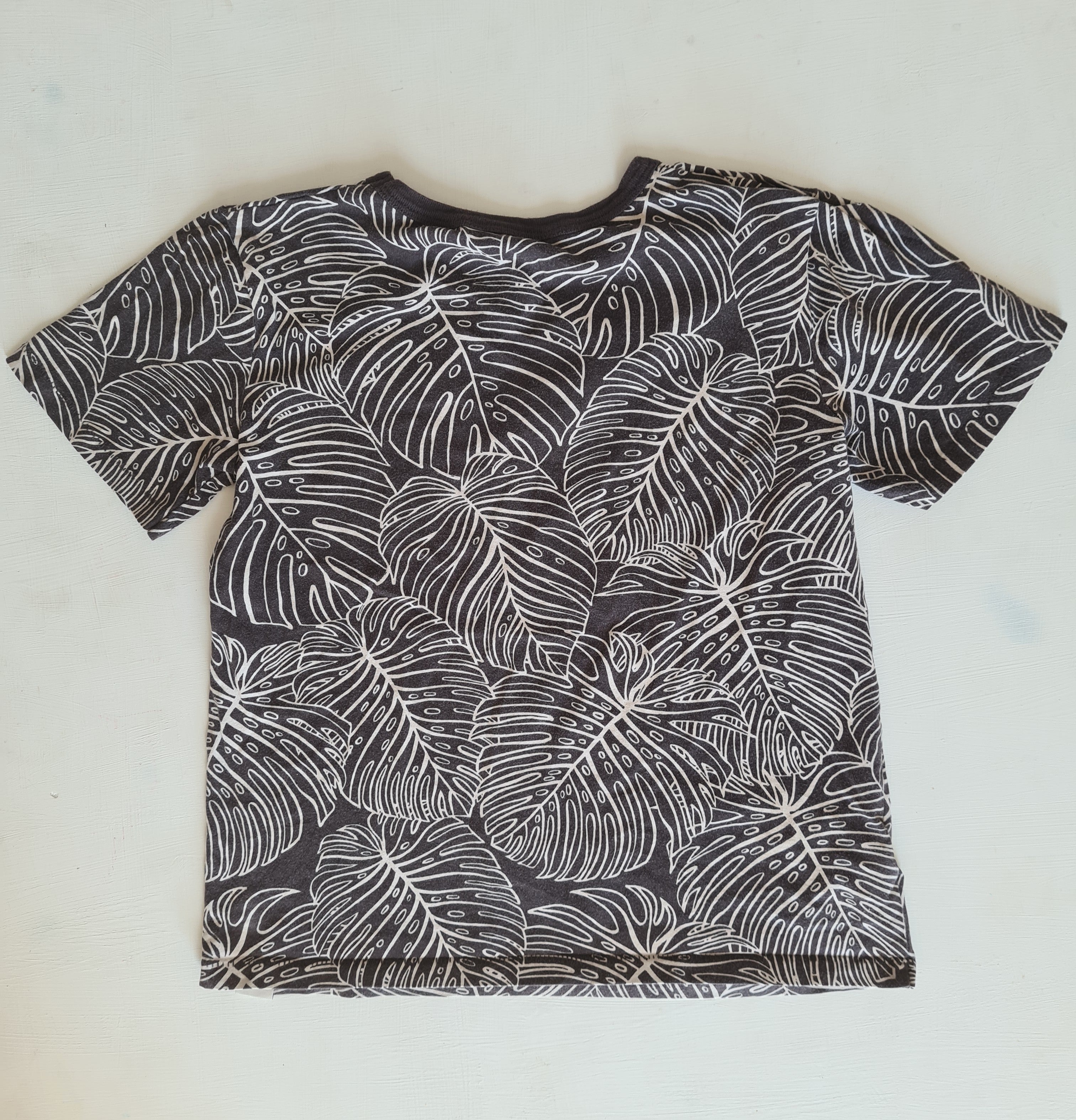 THRIFT Country Road - Black Palms tshirt Size 7